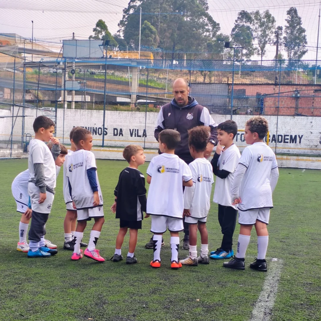 Professor conversando com os alunos durante o treino