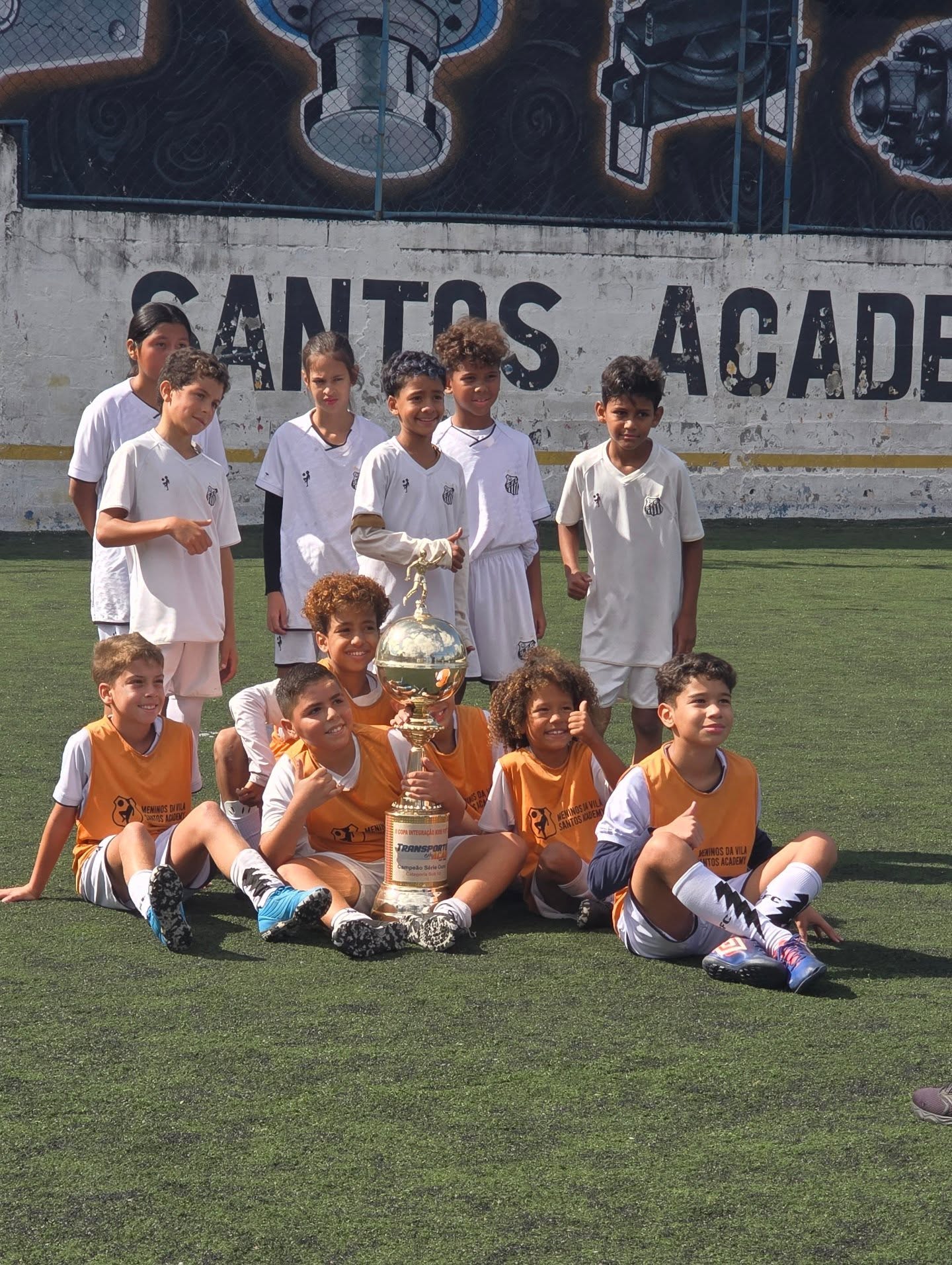 Time reunido com o troféu de campeão