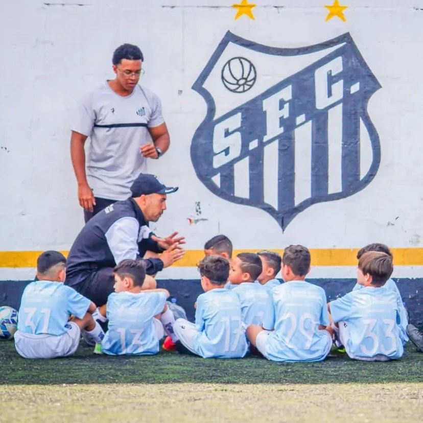 Professores orientando os alunos