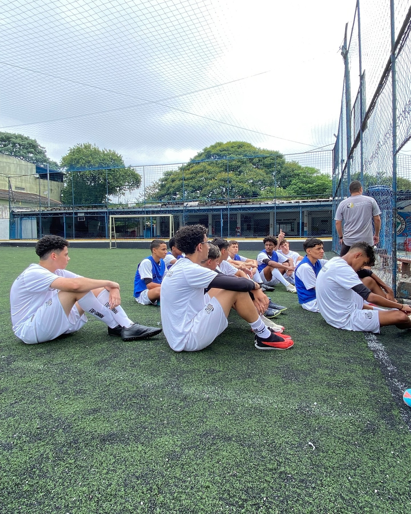Turma Sub-13 reunida à beira do campo