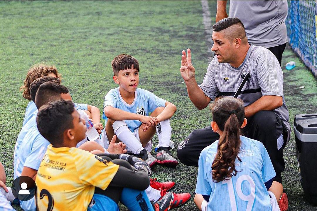 Turma Baby Craque em roda com o professor
