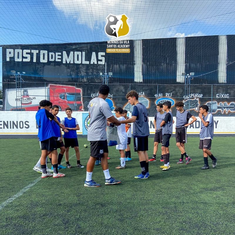 Turma Sub-15/17 durante orientação tática