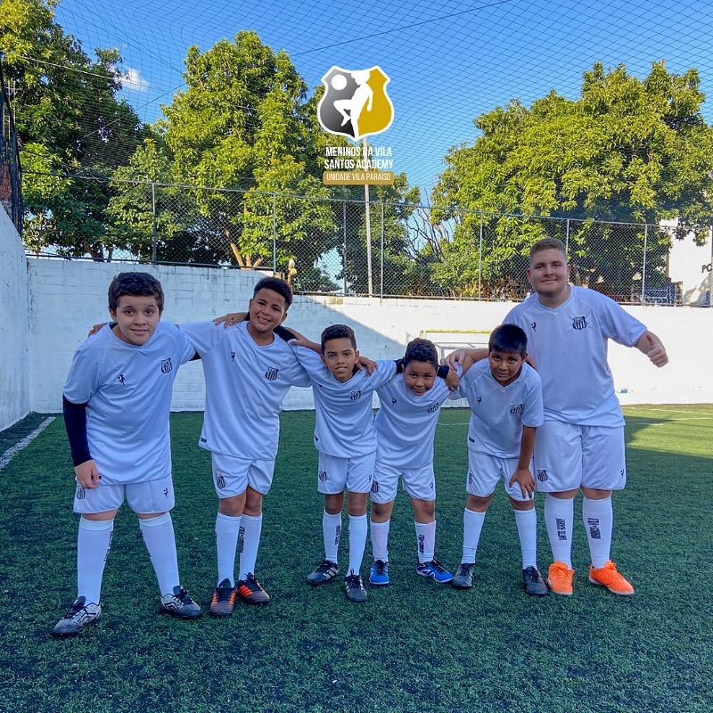 Turma Sub-9 reunida em campo